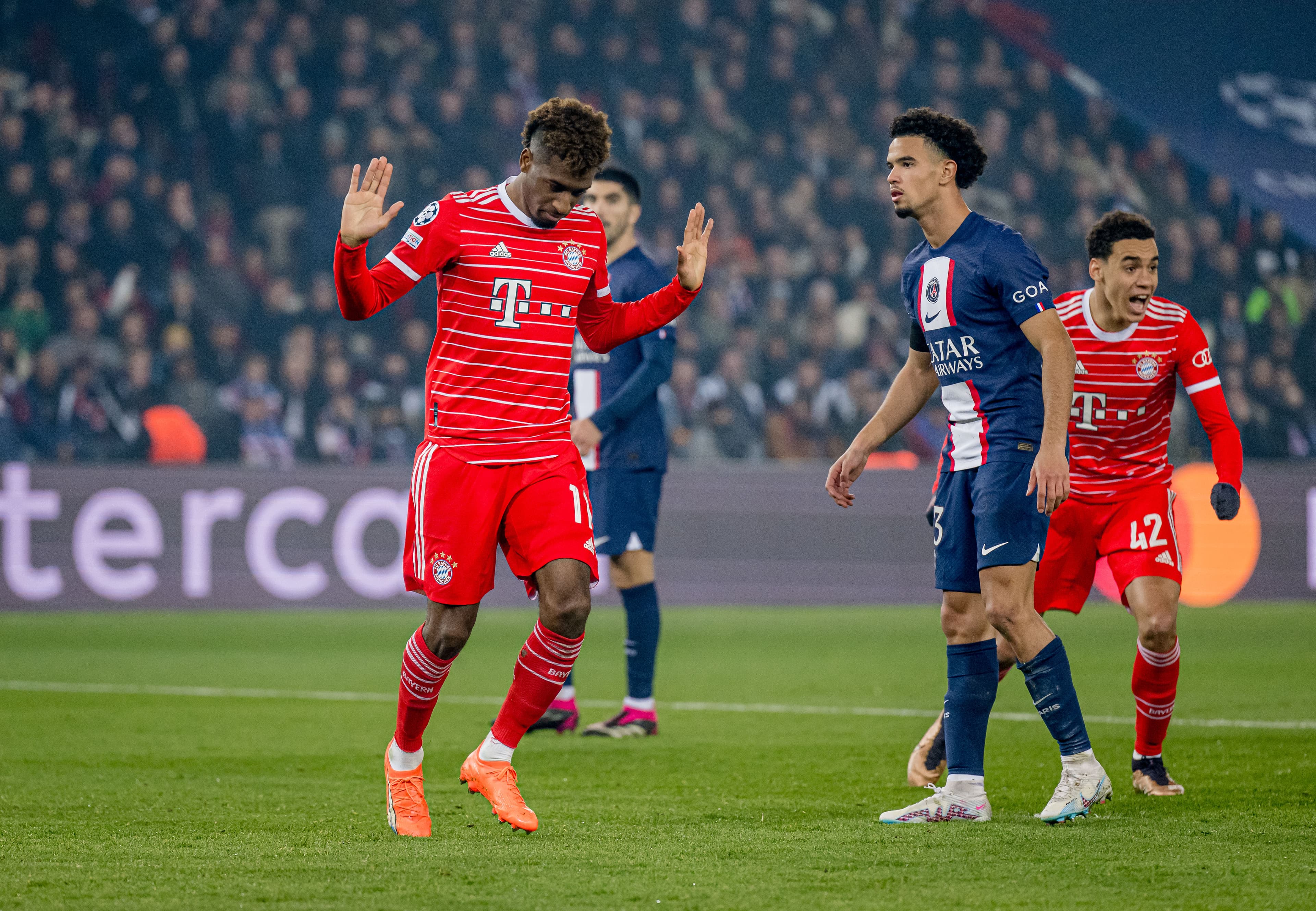 Coman comemora gol do Bayern diante do PSG em Paris