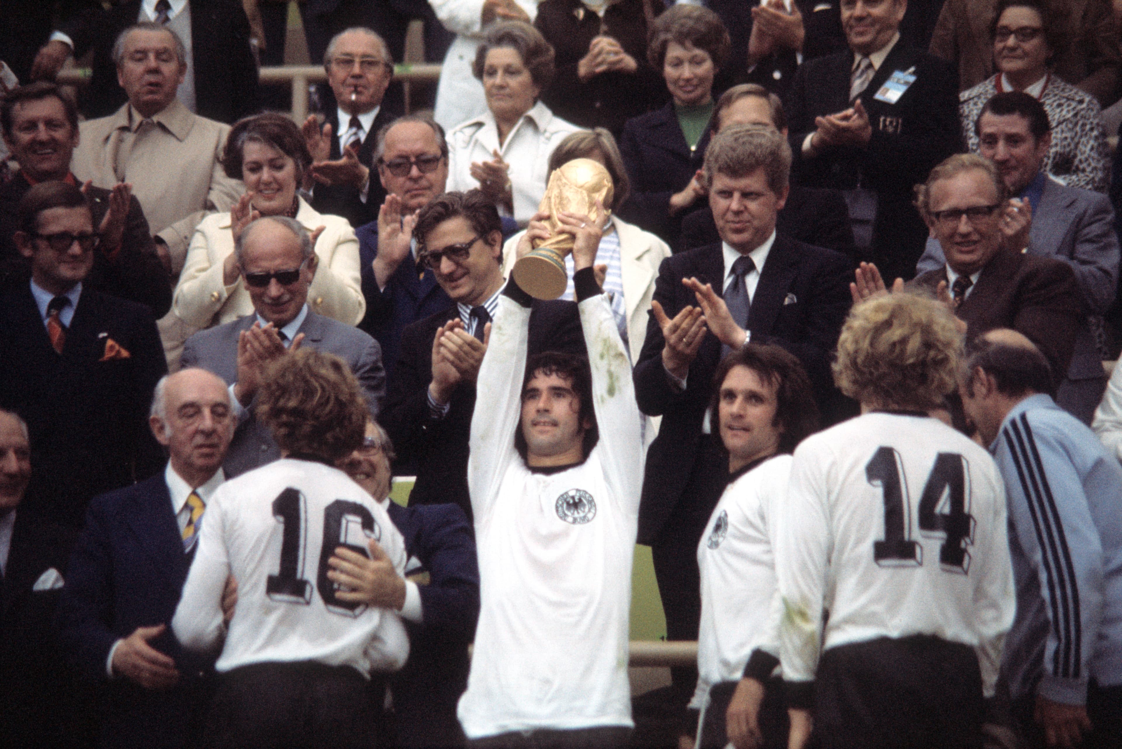 Gerd Muller levantando a taça da Copa do Mundo de 1974