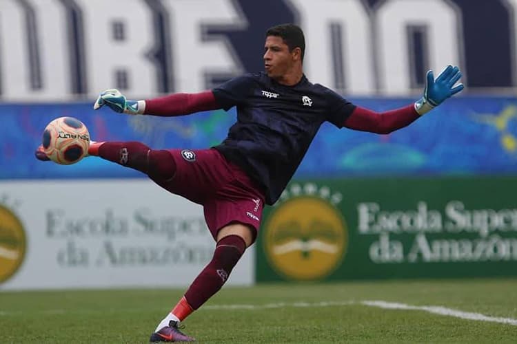 Goleiro Vinicius em ação pelo Clube do Remo –