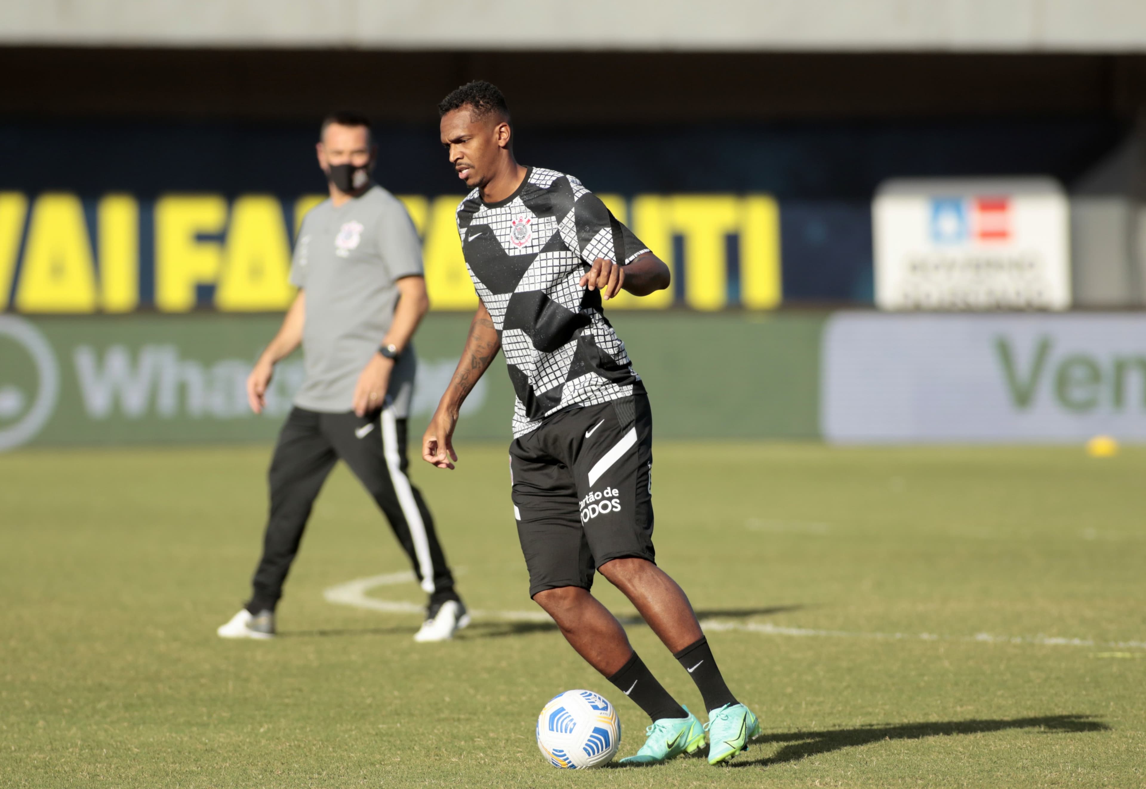 Jô foi titular do Corinthians contra o Bahia