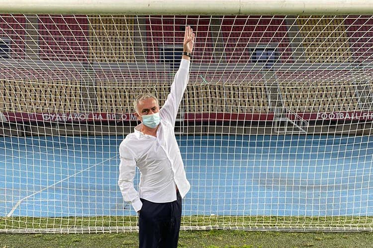 O técnico José Mourinho conferindo o tamanho da altura da trave –