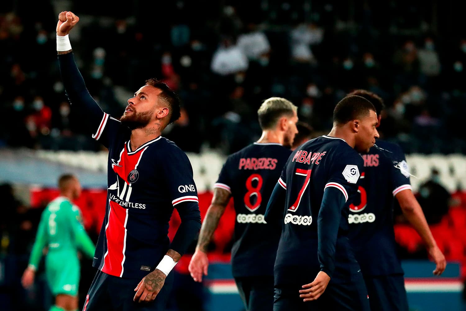Neymar comemora após marcar pelo PSG contra o Angers, em jogo válido pelo Campeonato Francês –
