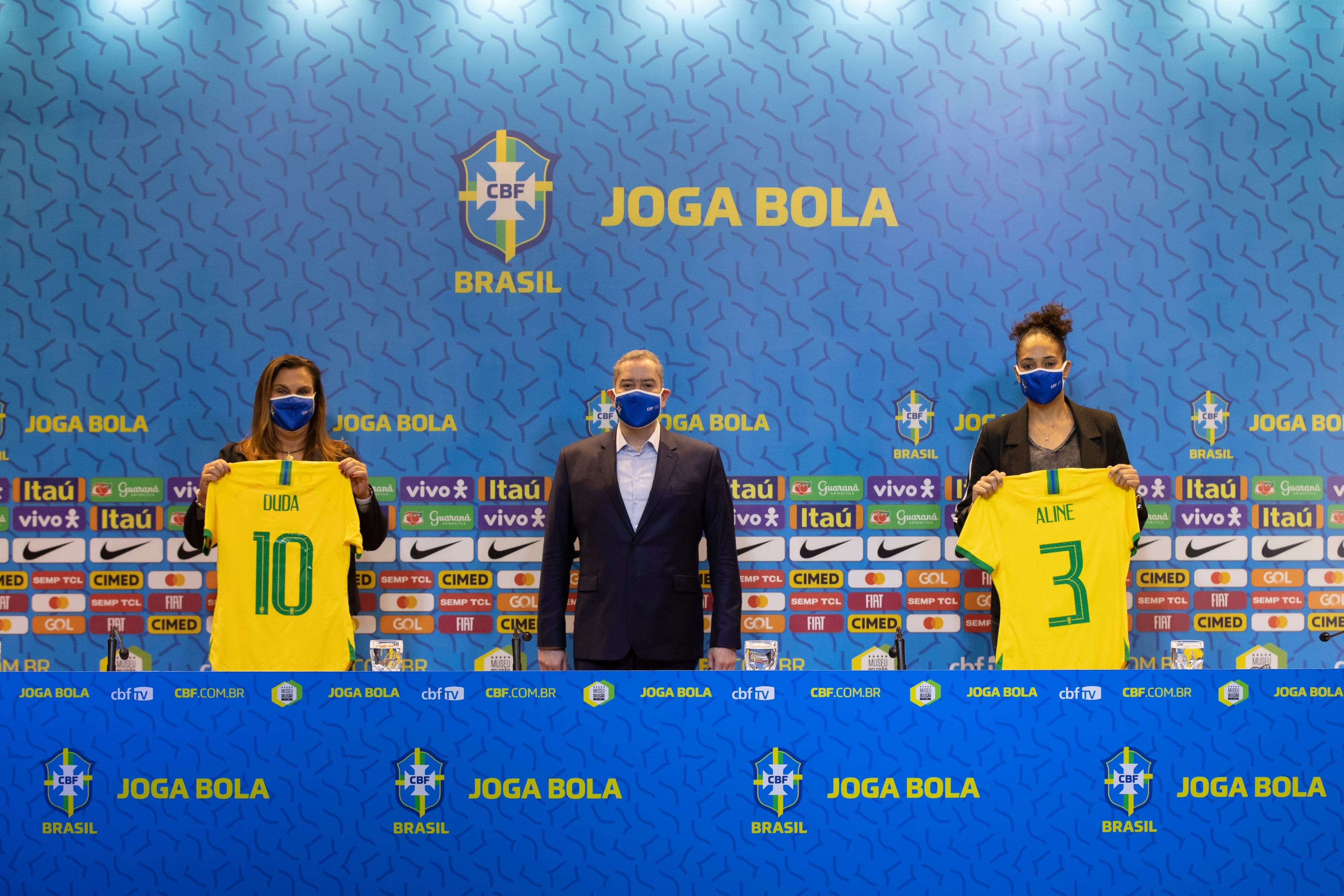 Duda Luizelli (esq.) e Aline Pellegrino acompanhadas pelo presidente da CBF Rogério Caboclo: a dupla será responsável pelo departamento de futebol feminino da seleção –