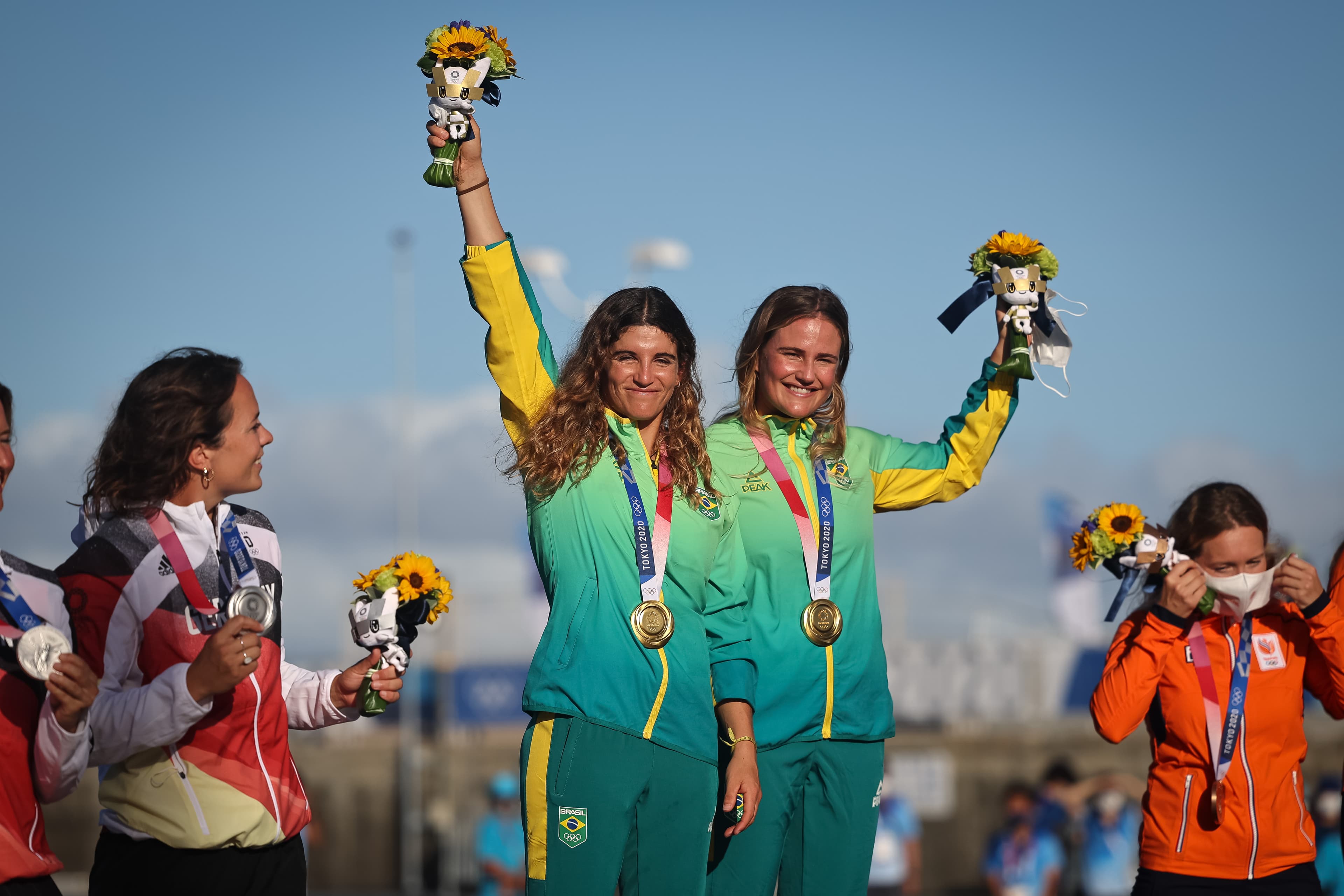 Kahena Kunze e Martine Grael com a medalha de ouro conquistada -