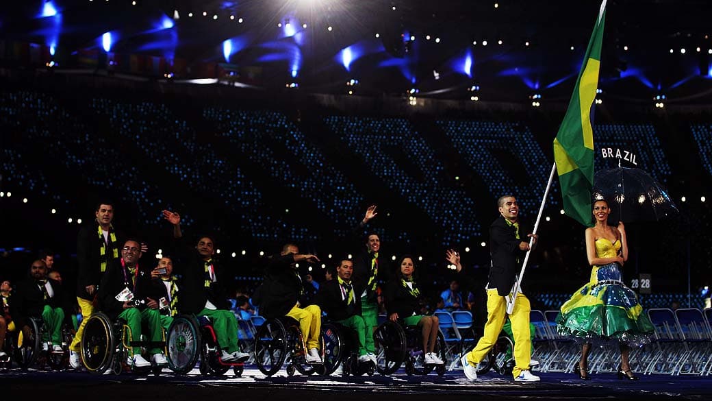 O nadador medalhista Daniel Dias carrega a bandeira a frente da delegação brasileira durante cerimônia de abertura das Paralimpíadas em Londres, em 29/08/2012