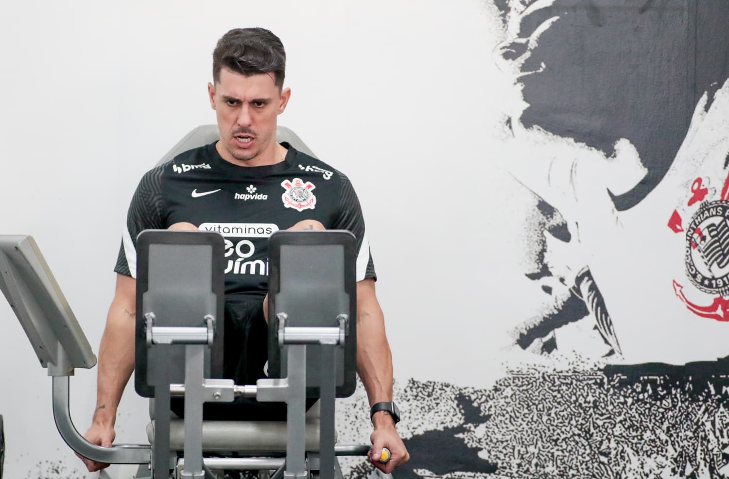 Avelar está em recuperação de grave lesão no joelho direito, sofrida em outubro -