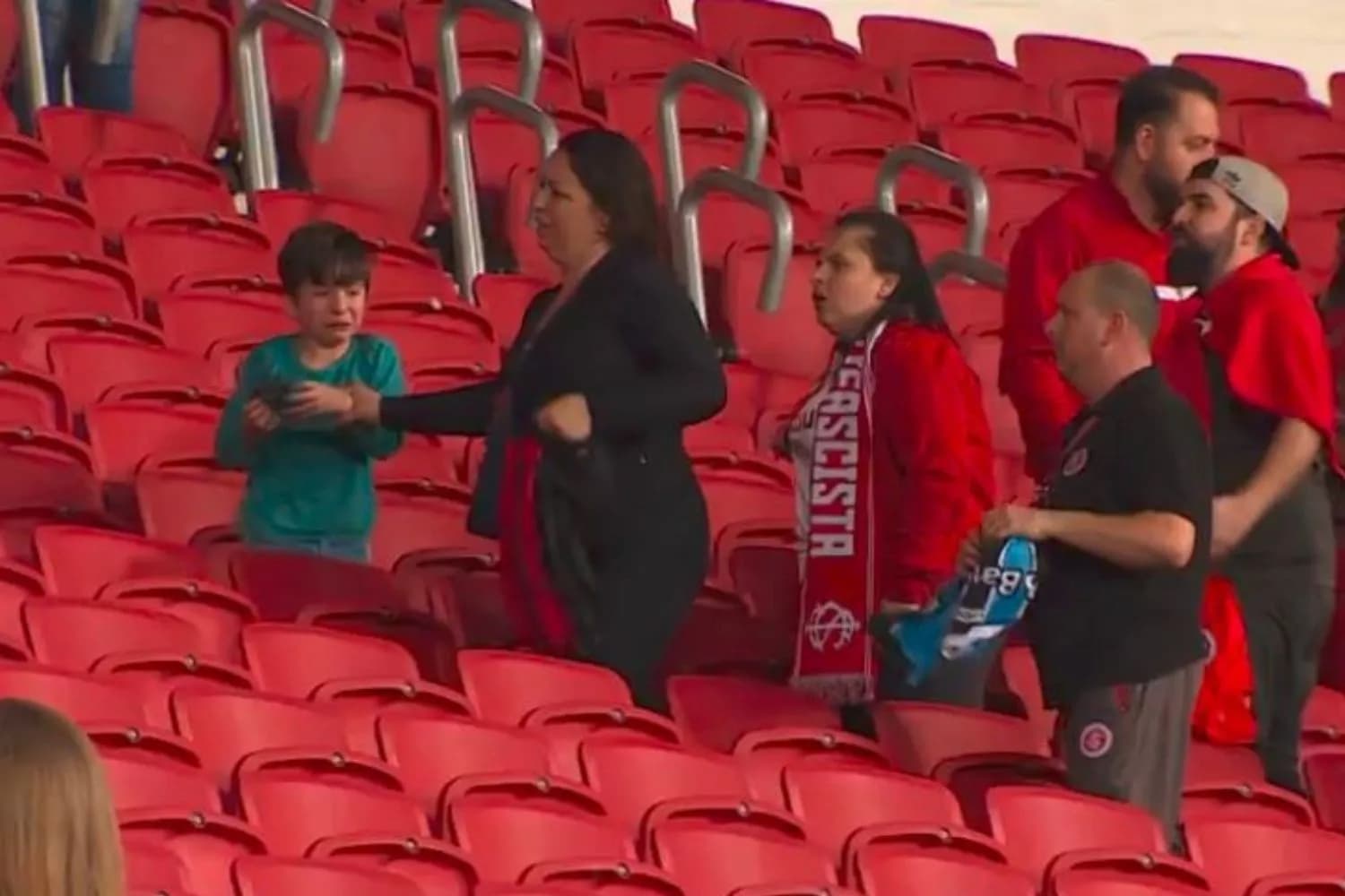 Mãe e criança são expulsos violentamente das arquibancadas do Estádio Beira-Rio durante clássico entre Internacional e Grêmio em Porto Alegre
