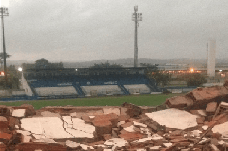 Muro do Estádio Cristo Rei, em São Leopoldo (RS), desaba com a chuva