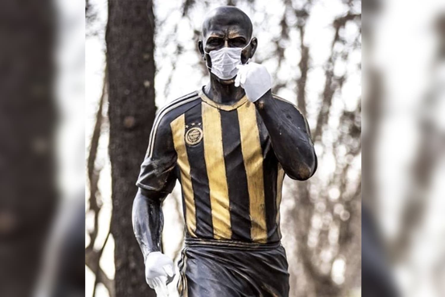 Ídolo na Turquia, a estátua de Alex ganhou máscara e luva durante a pandemia de coronavírus