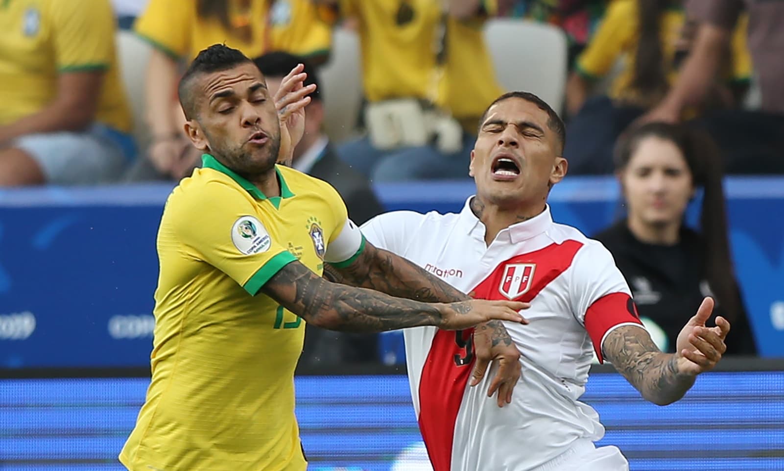 Daniel Alves e Paolo Guerrero, durante goleada por 5 a 0 na Arena Corinthians