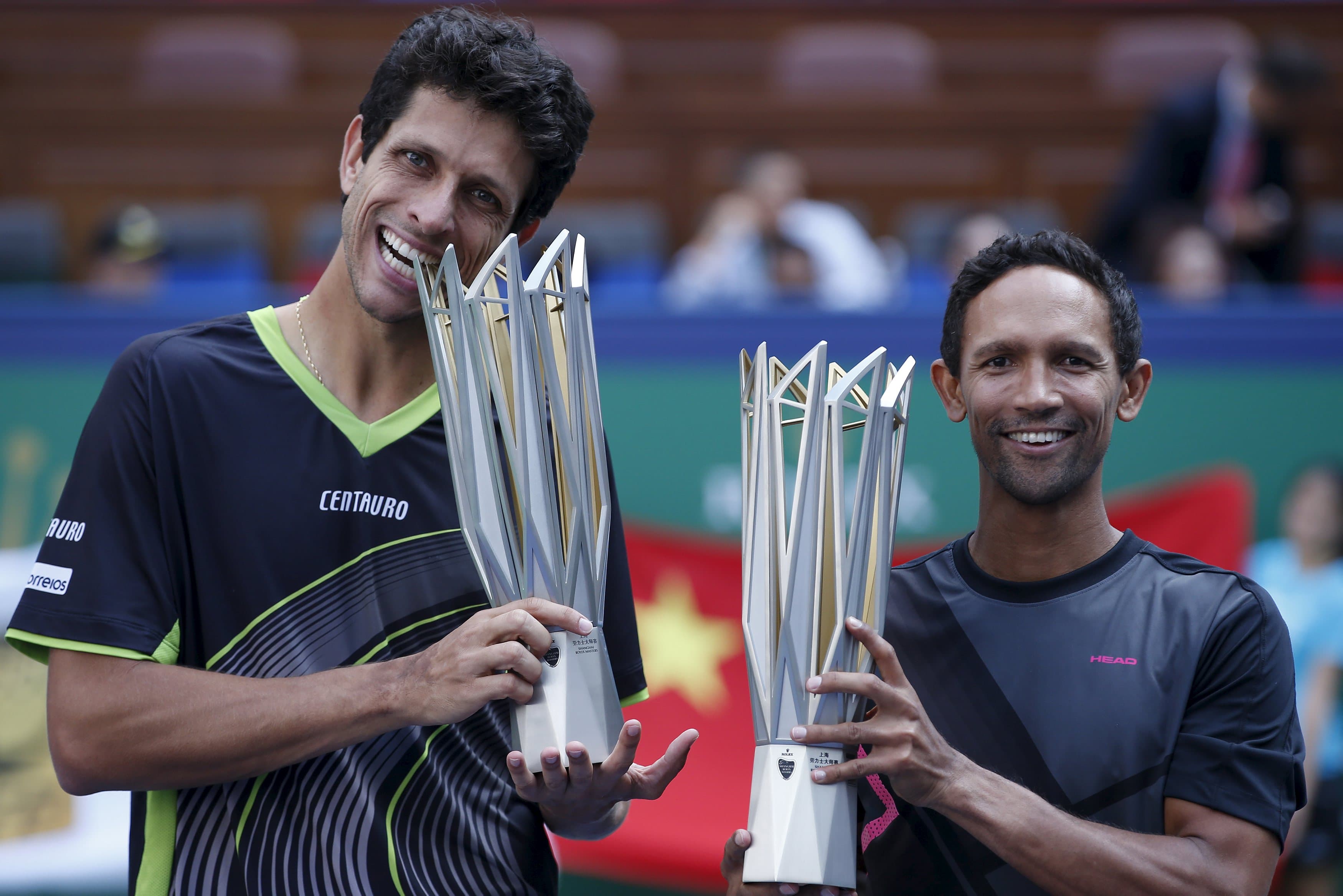 O brasileiro Marcelo Melo e o sul-africano Raven Klaasen exibem troféus em Xangai