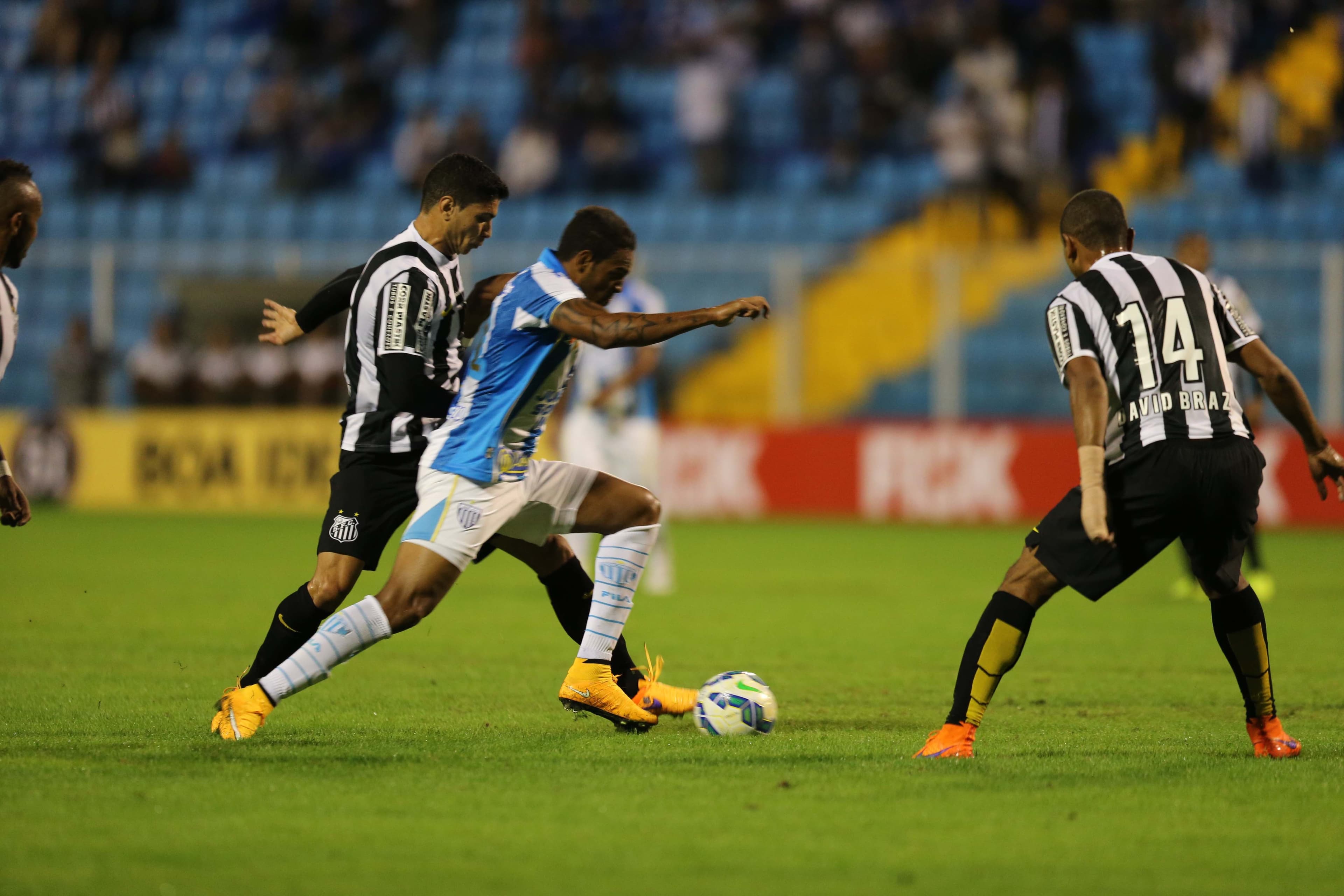 Lance da partida entre Santos e Avaí, pelo Brasileirão, que terminou em 1 a 1