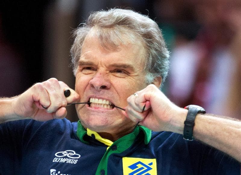 Técnico Bernardinho, diante do jogo contra a França