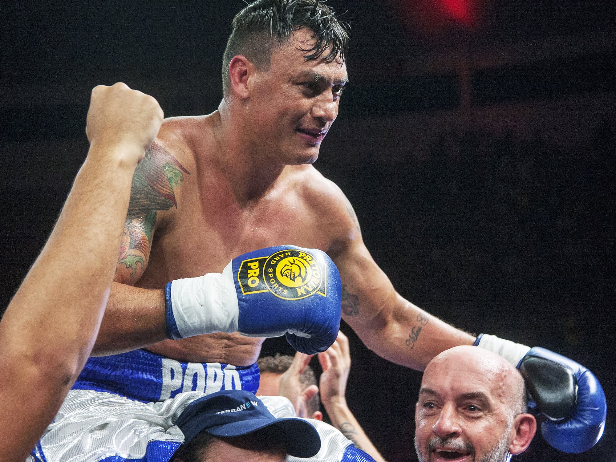 O pugilista Acelino Popó Freitas volta ao boxe com vitória por nocaute, enfrentando o argentino Veron Mateo "El Chino" na Arena Santos, no litoral paulista, neste sábado (15)