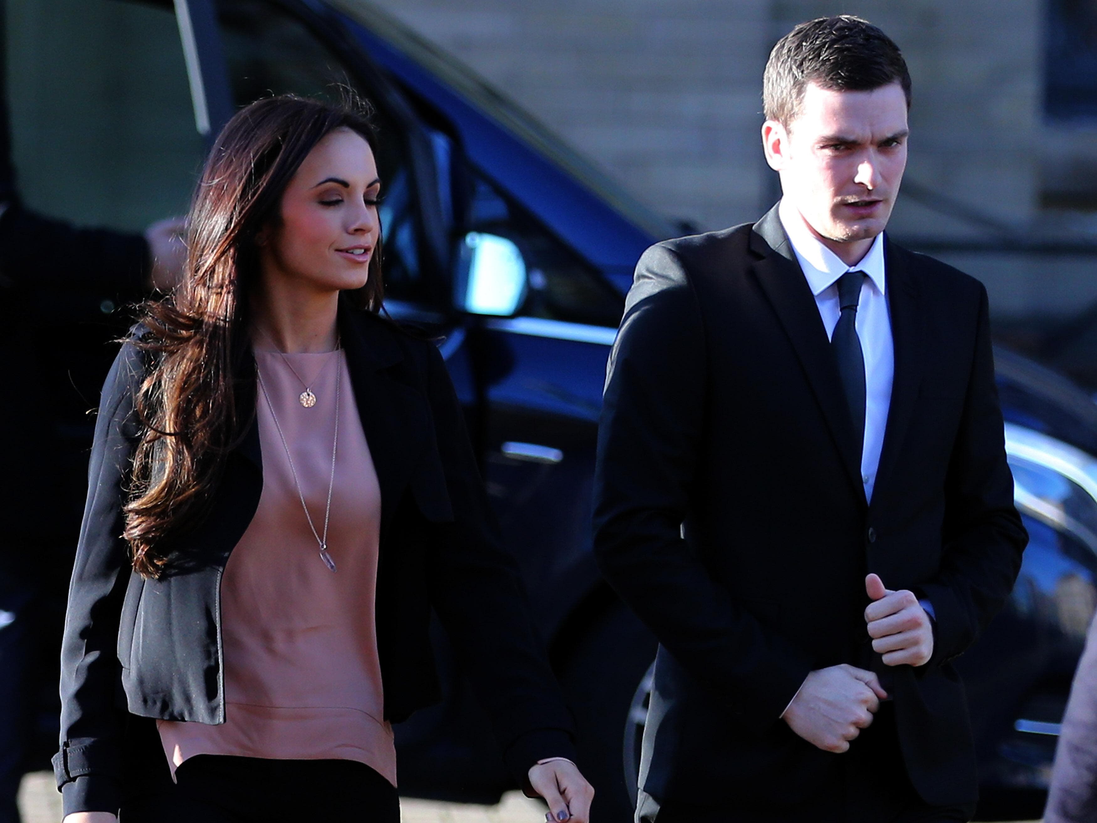 Adam Johnson foi acompanhado pela mulher Stacey Flounders ao julgamento