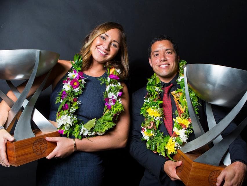 A havaiana Clarissa Moore e o brasileiro Adriano de Souza, o Mineirinho, receberam os troféus da WSL