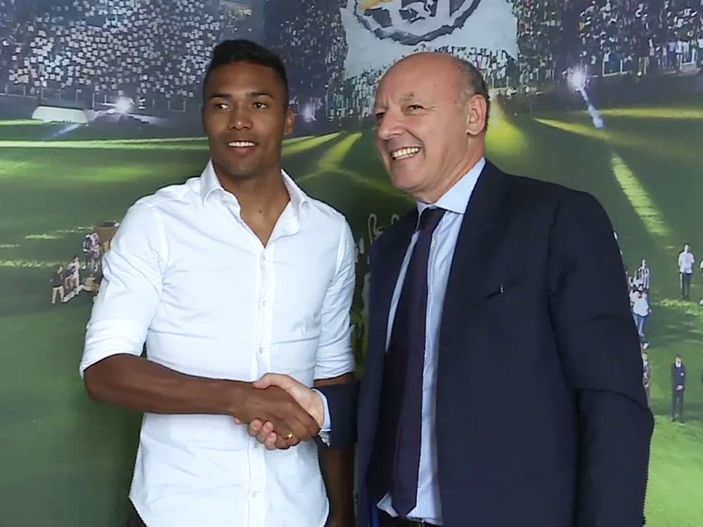 Alex Sandro em apresentação a Juventus ao lado do diretor do clube Giuseppe Marotta
