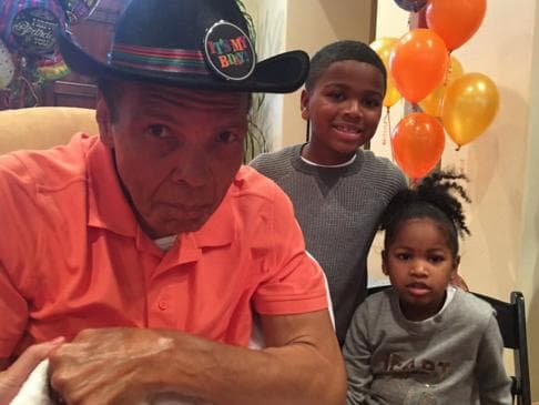 Muhammad Ali posa com os netos, durante comemoração de seus 74 anos