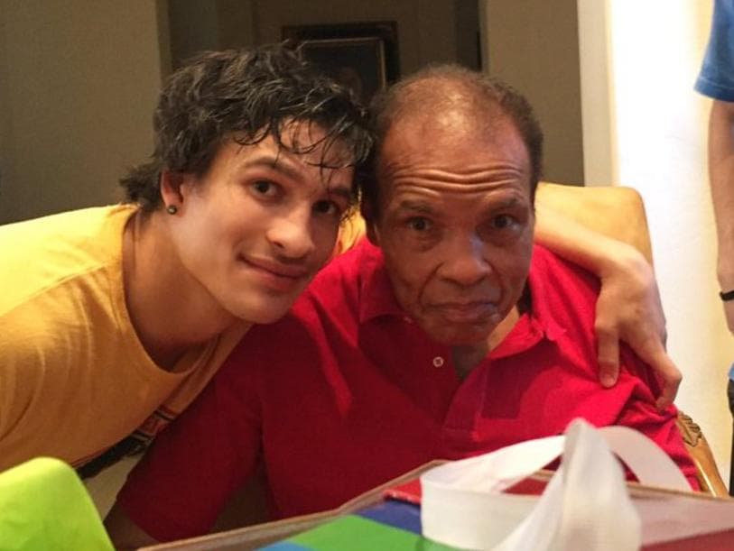 Muhammad Ali posa com o editor do grupo Sports Illustrated, Paul Fichtenbaum, na cerimônia em Louisville