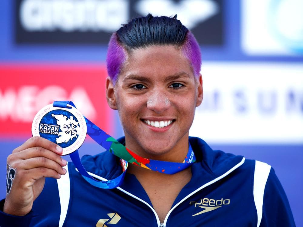 De cabelos roxos, Ana Marcela Cunha posa com a medalha de bronze conquistada no Mundial de Kazan, na Rússia