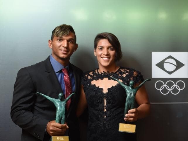Ana Marcela e Isquias Queiroz com o prêmio Brasil Olímpico de atleta de ano