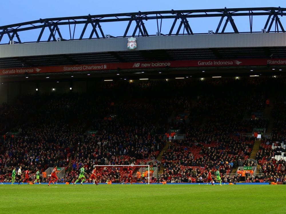 Torcedores do Liverpool deixaram o estádio Anfield no 77º minuto da partida contra o Sunderland em protesto ao valor de 77 libras por um ingresso