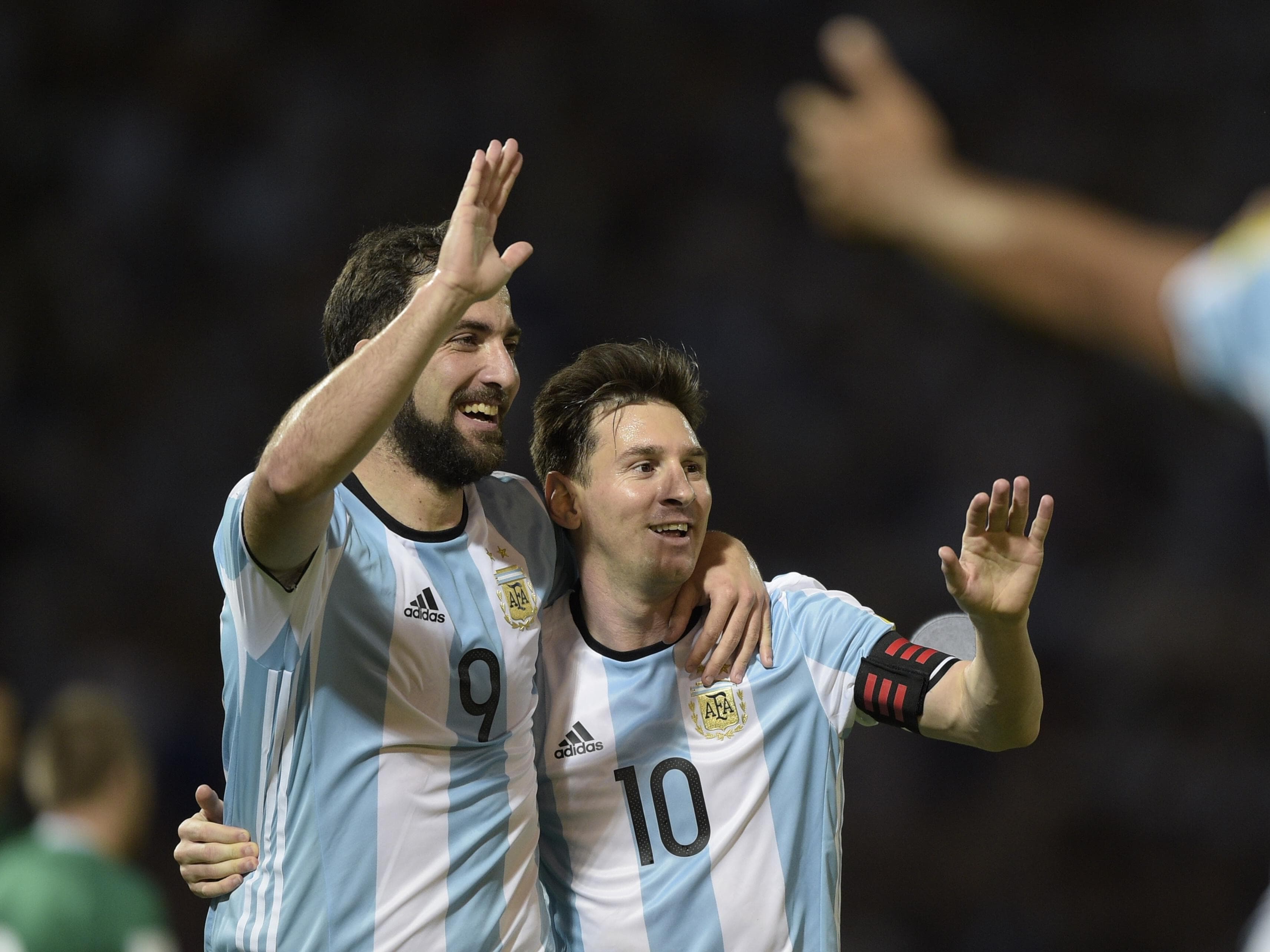 Higuain e Messi comemoram vitória da Argentina sobre a Bolívia pelas Eliminatórias