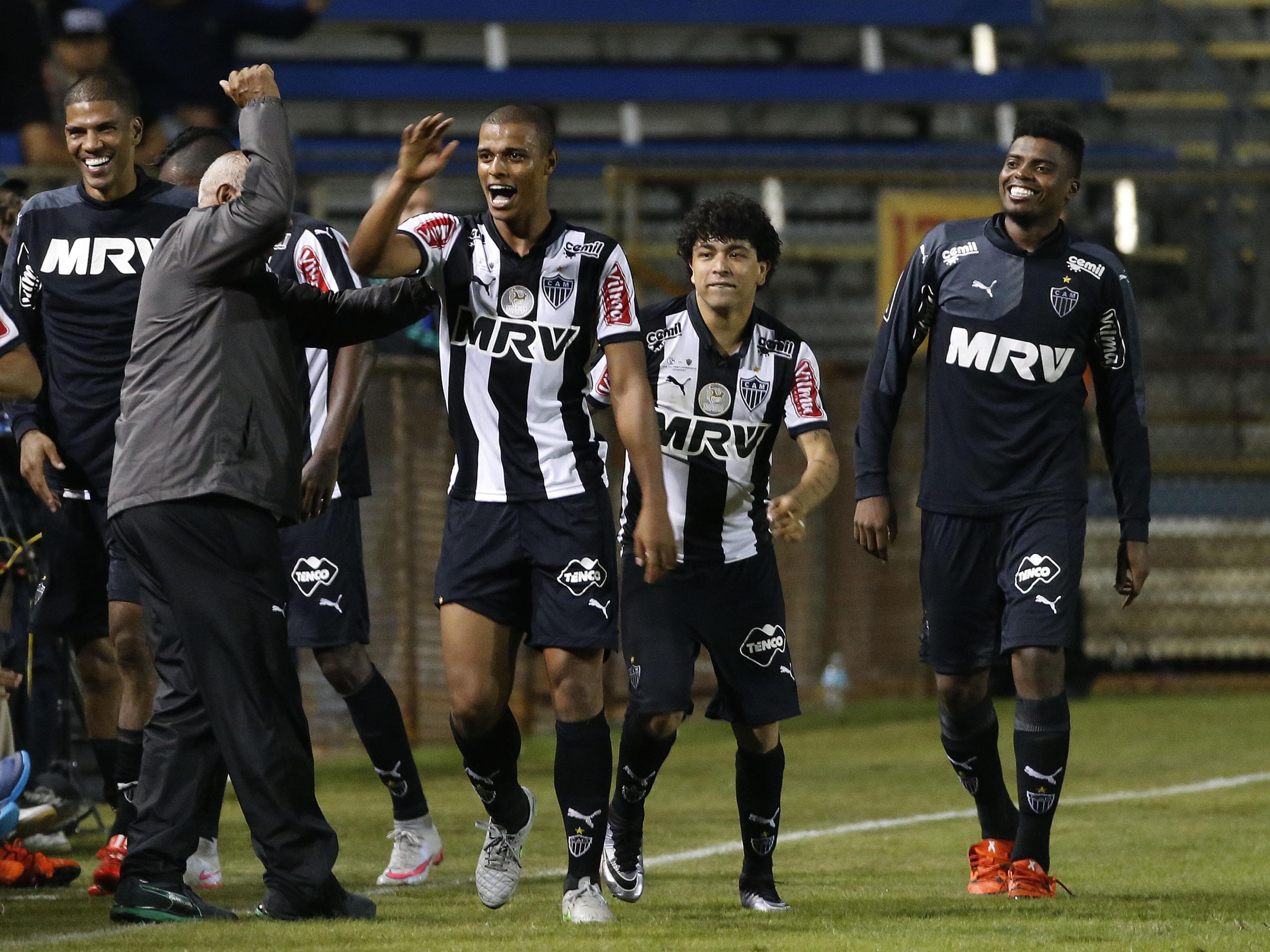 Lateral Lucas Cândido celebra seu belo gol na vitória do Atlético-MG sobre o Schalke 04