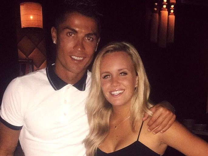 Cristiano Ronaldo posa com Austin Woolstenhulme, dona do celular encontrado pelo craque do Real Madrid