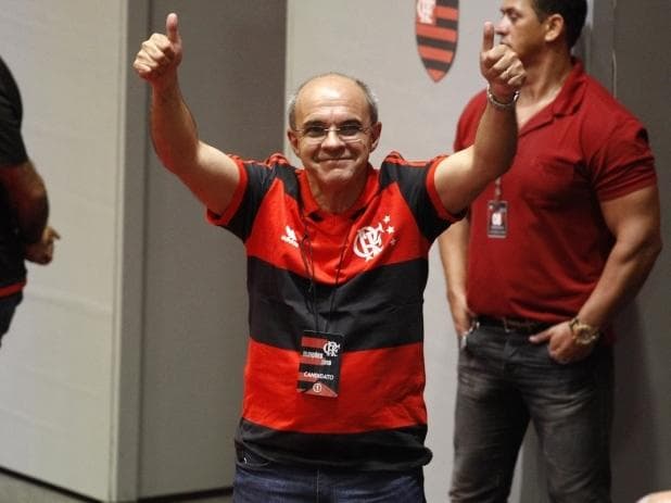 Eduardo Bandeira de Mello comemora a vitória na eleição presidencial do Flamengo