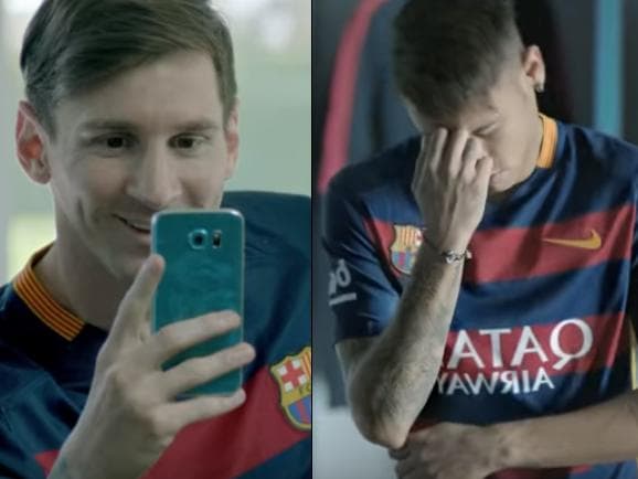 Arda Turan, que está impedido de jogar, e Iniesta posaram antes da viagem para a Geórgia