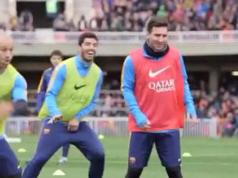 Suárez e Messi riem da jogada do camisa 10 sobre Mascherano no treino do Barcelona