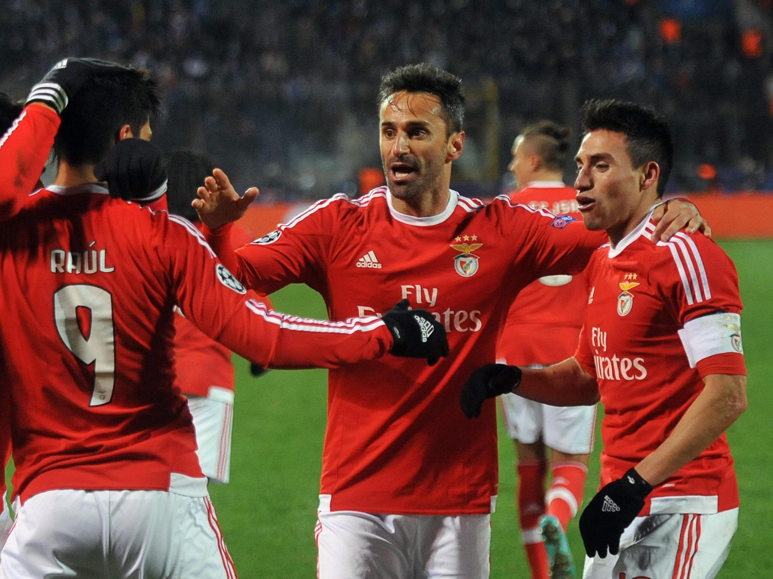 Raúl, Jonas e Gaitán celebram a classificação do Benfica diante do Zenit, na Rússia