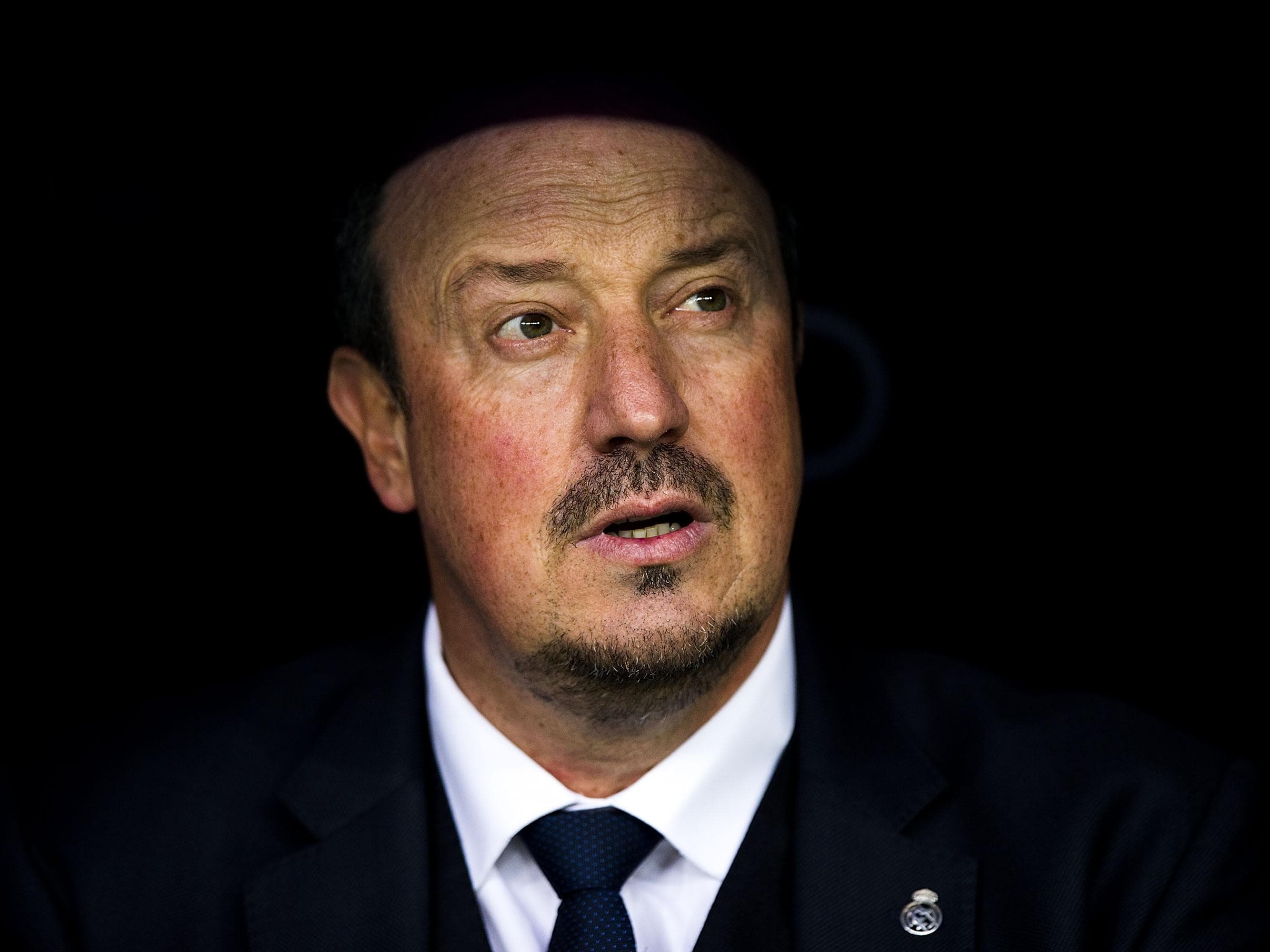 Em sua apresentação como técnico do Real Madrid, Rafa Benítez recebe camisa das mãos do presidente Florentino Pérez