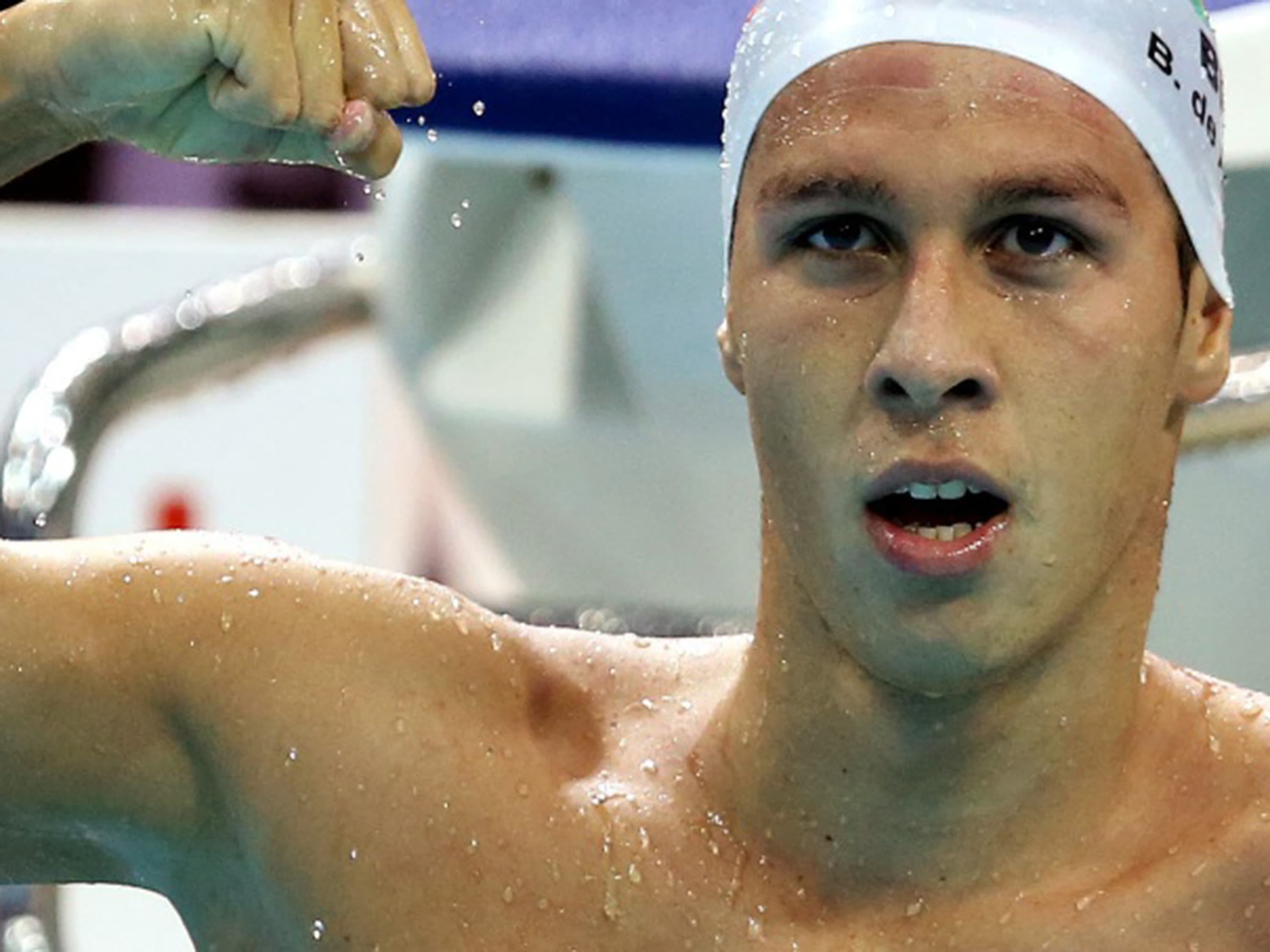 Brandonn Almeida ganha medalha de ouro no Mundial Junior de natação