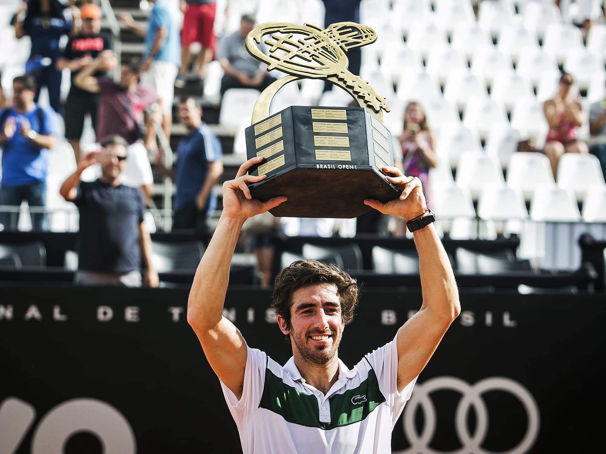 O tenista uruguaio Pablo Cuevas comemora ao derrotar o espanhol Pablo Carreño Busta pela final do Brasil Open de tênis, no Esporte Clube Pinheiros, na zona oeste da cidade de São Paulo, neste domingo (28)