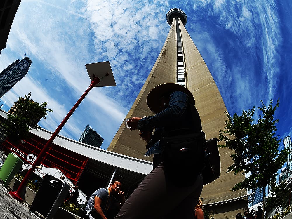 Em Toronto, a torre gigante continua a ser a principal atração, mesmo com os preparativos para a Cerimônia de Abertura do Pan acontecendo logo ao lado da CN Tower