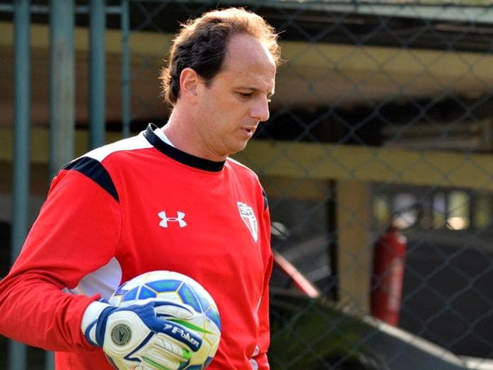 Rogério Ceni participou dos treinos do São Paulo e espera estar em campo contra o Inter
