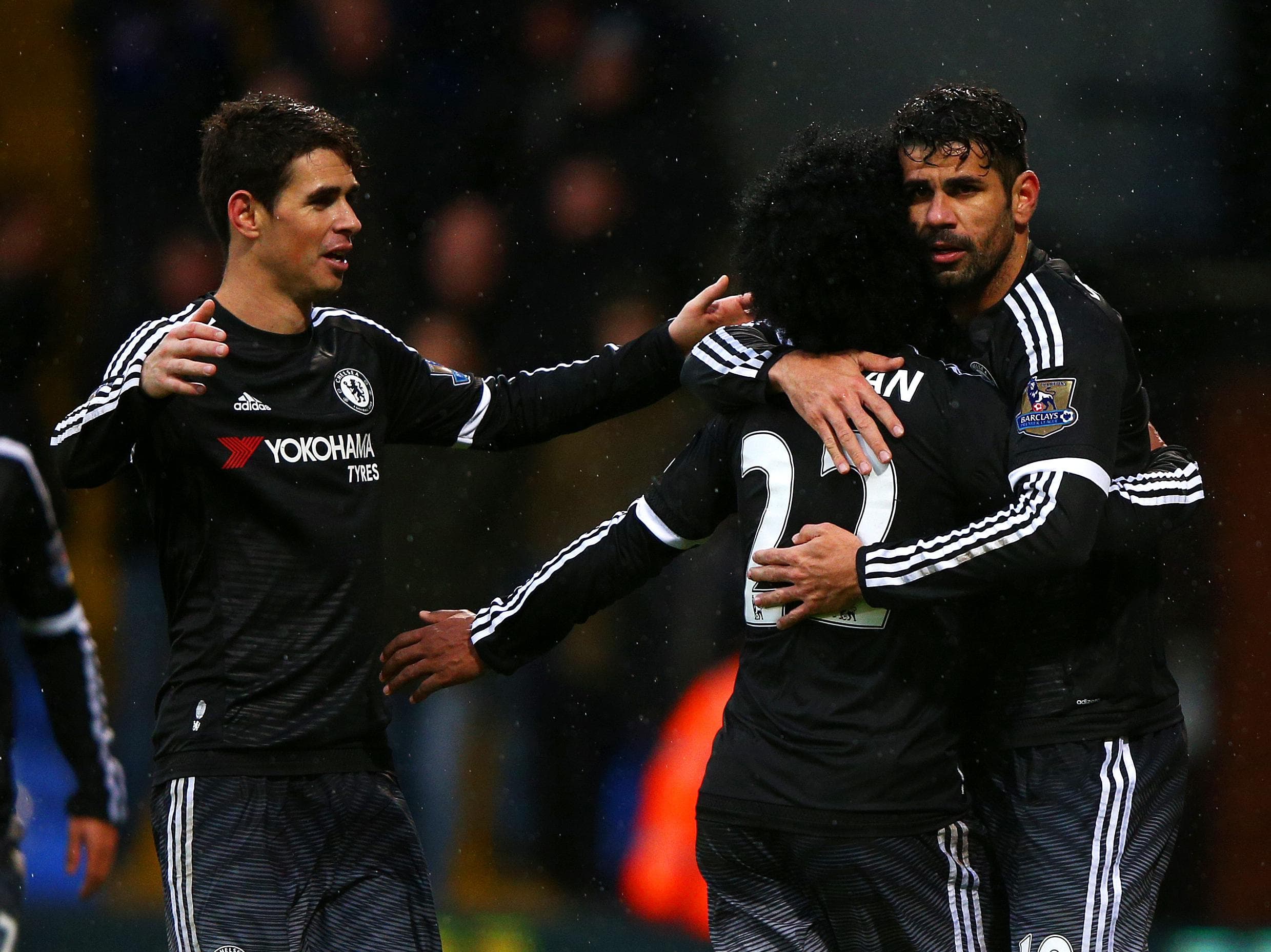 Oscar, Willian e Diego Costa comemoram a vitória do Chelsea sobre o Crystal Palace