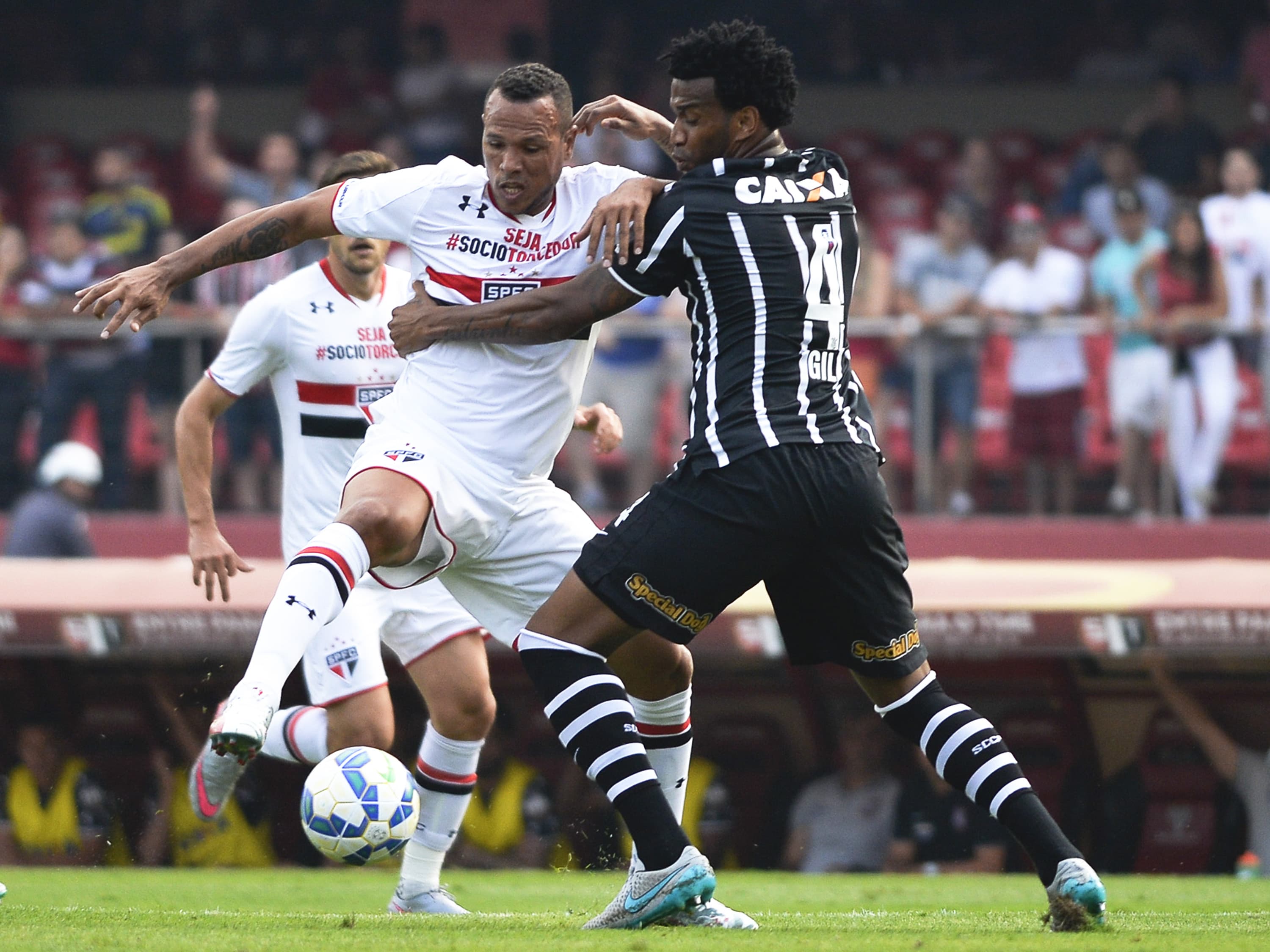 Luis Fabiano disputa bola com Gil do Corinthians, durante jogo no estádio do Morumbi
