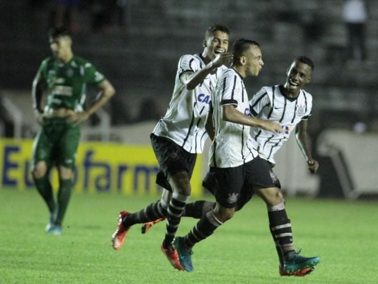 Jogadores do Corinthians comemoram vitória sobre o Guarani na terceira fase da Copa São Paulo