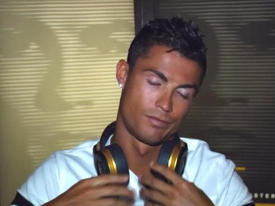 Cristiano Ronaldo se irrita com perguntas sobre corrupção na Fifa e deixa programa da CNN
