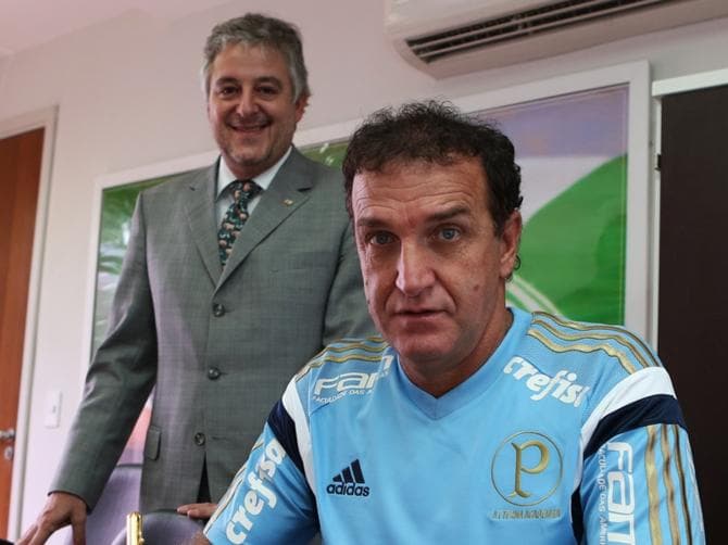 Cuca já vestiu a camisa do Palmeiras e posou com o presidente Paulo Nobre