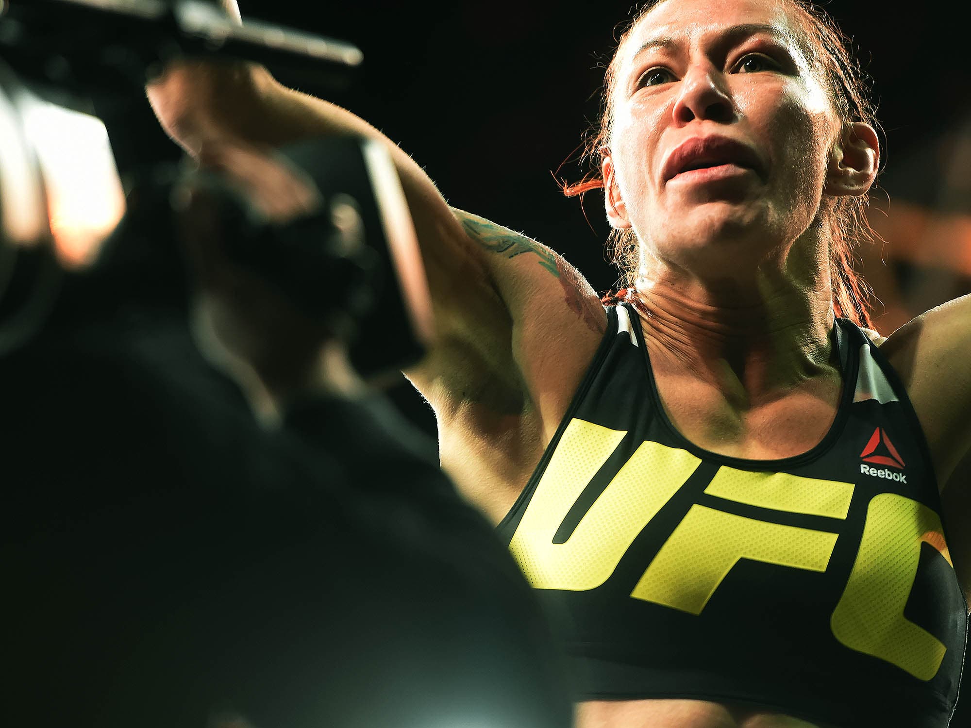 Cris Cyborg vence a americana Leslie Smith durante o UFC 198 na Arena da Baixada em em Curitiba - 14/05/2016