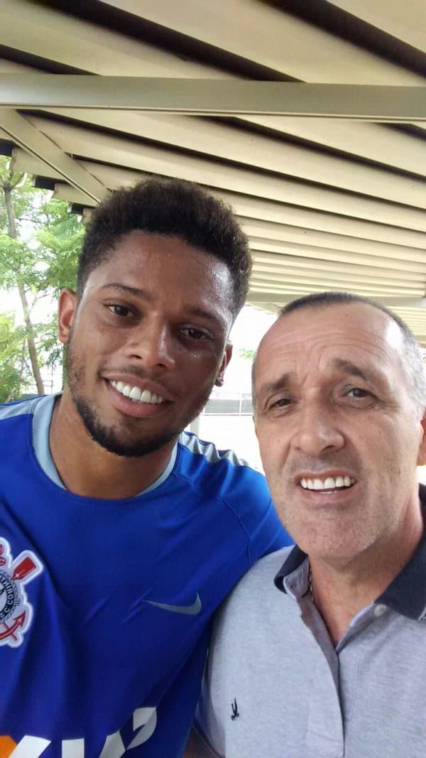 Atacante André vai ao CT d Corinthians e veste a camisa do clube