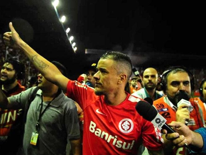 Andrés D'Alessandro se emocionou ao se despedir da torcida do Inter