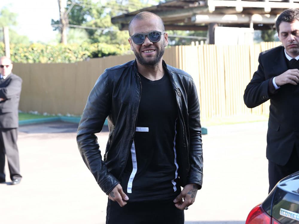 Daniel Alves se apresentou nesta sexta-feira pela manhã