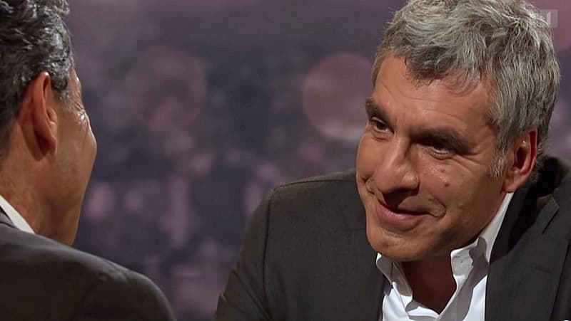 De Gregorio conta piada no programa de entrevistas suíço Schawinski