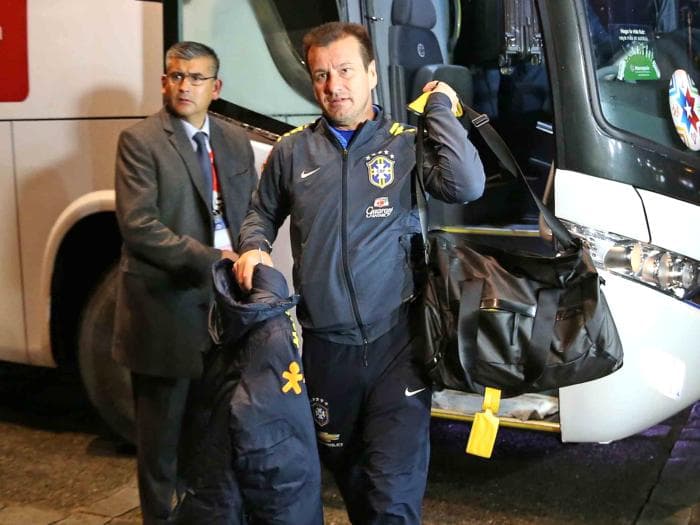 Treinador Dunga desembarca em Concepción, onde a seleção encara o Paraguai