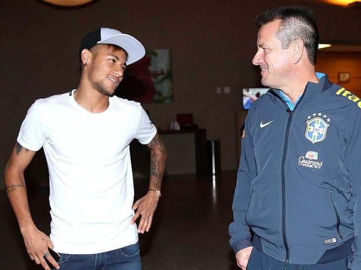 Neymar conversa com o técnico Dunga na chegada da seleção ao Rio Grande do Sul